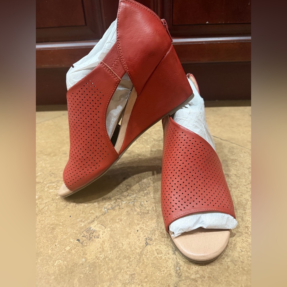 Women's Open-Toe Perforated Wedge Sandals - Red